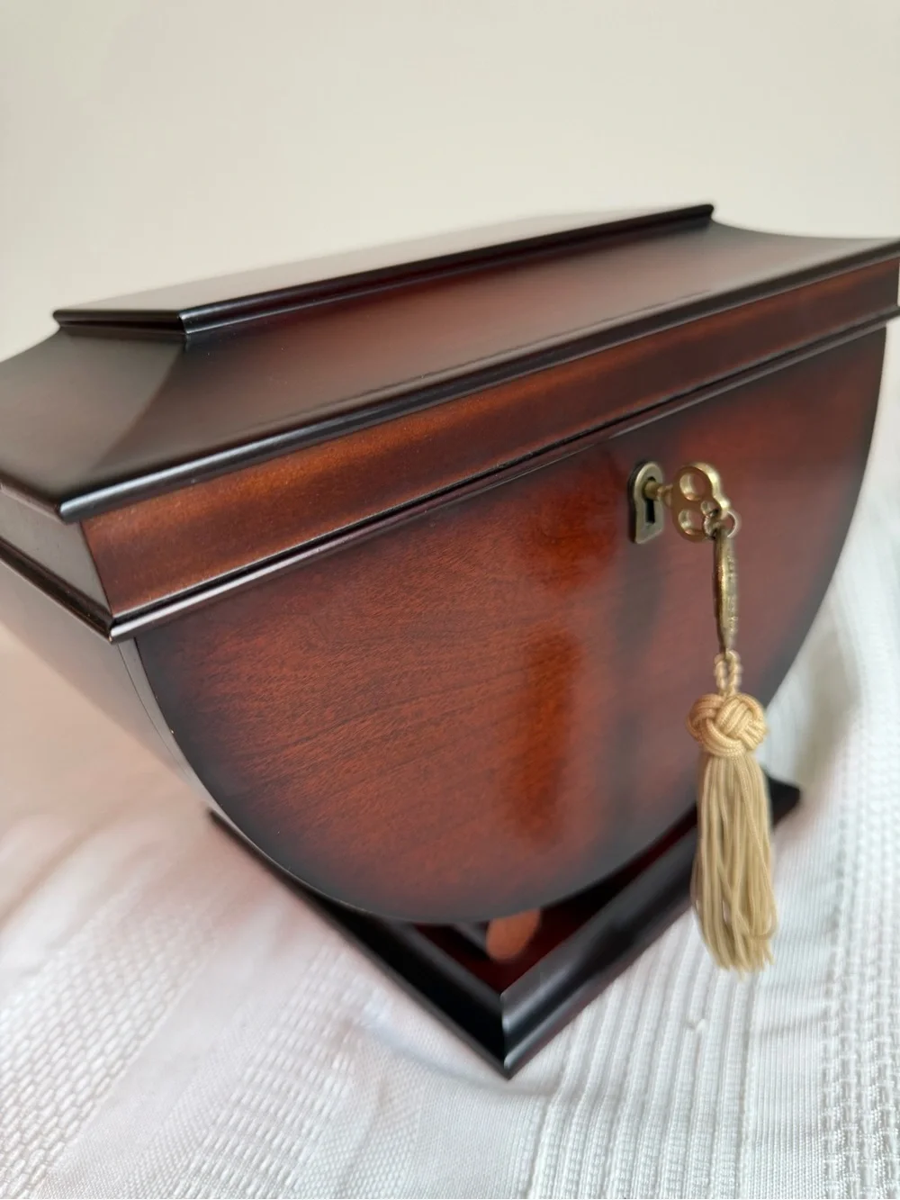Vintage Cherry Mahogany Wood Bombay Company Chest. 1992-1996 Taiwan